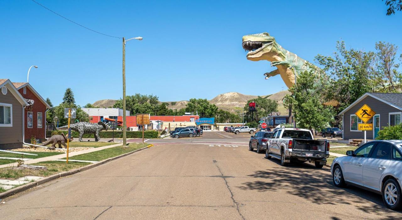 Raptor Retreat L Central L Big Dinosaur L Sleeps 9 Drumheller Exterior foto